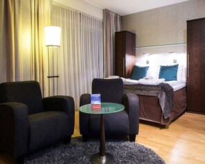 Desk, laptop workspace, iron/ironing board, cribs/infant beds - Home Hotel Aurora (Tromsø)