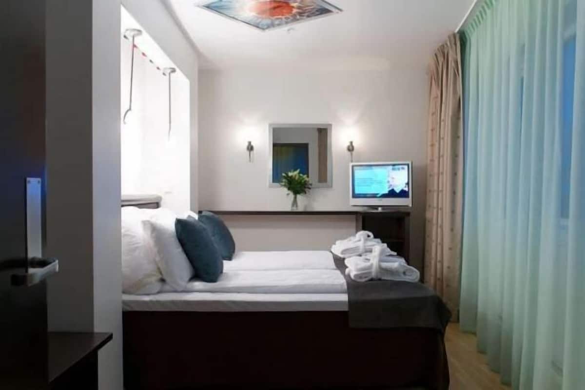 Escritorio y espacio para trabajar con un portátil