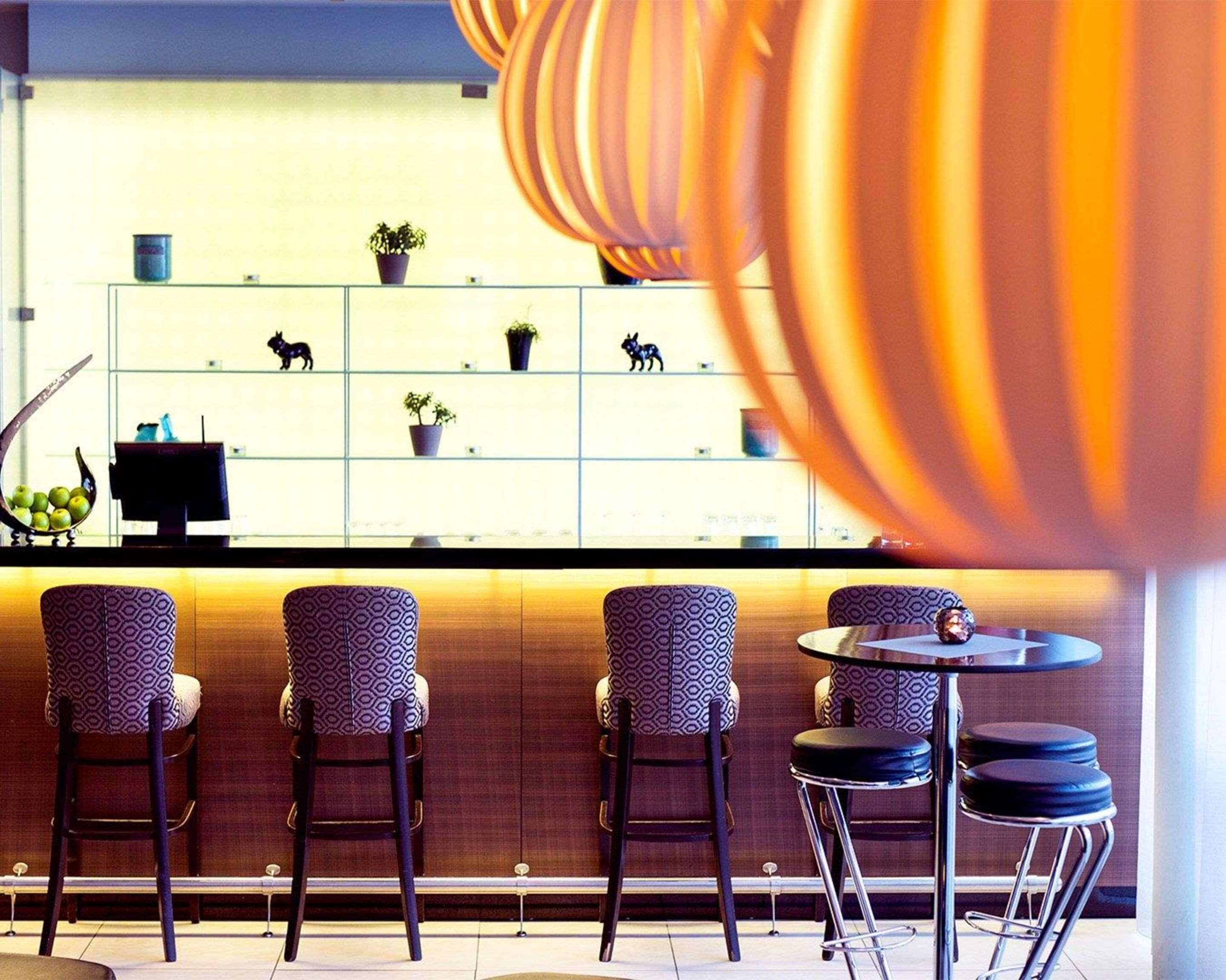 朝食、ディナーに営業