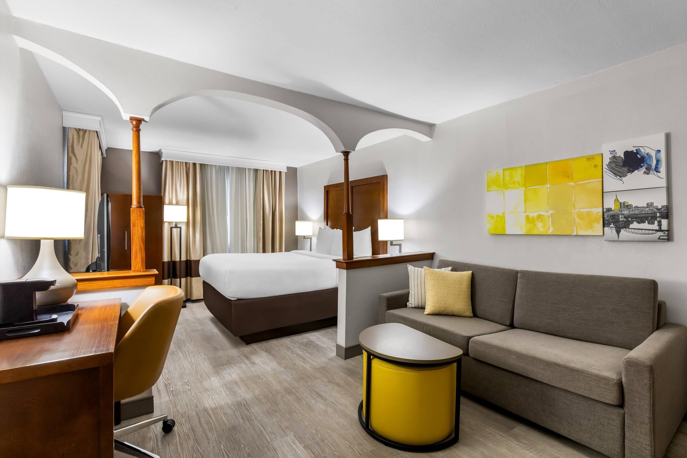 Suíte, 1 cama Queen e sofá-cama, para não fumantes | Roupas de cama antialérgicas, escrivaninha