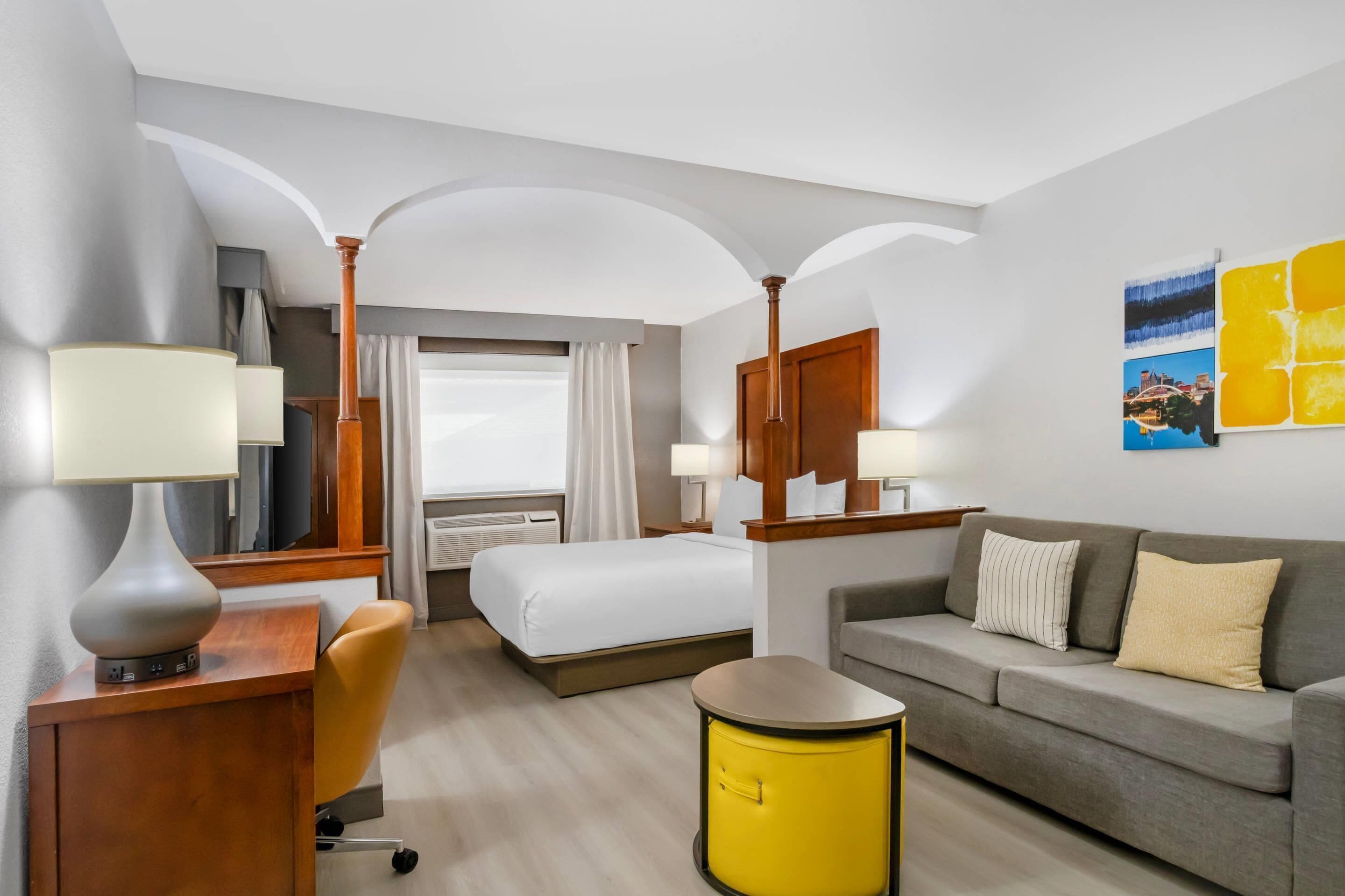 Suite, 1 Queen Bed with Sofa bed, Non Smoking