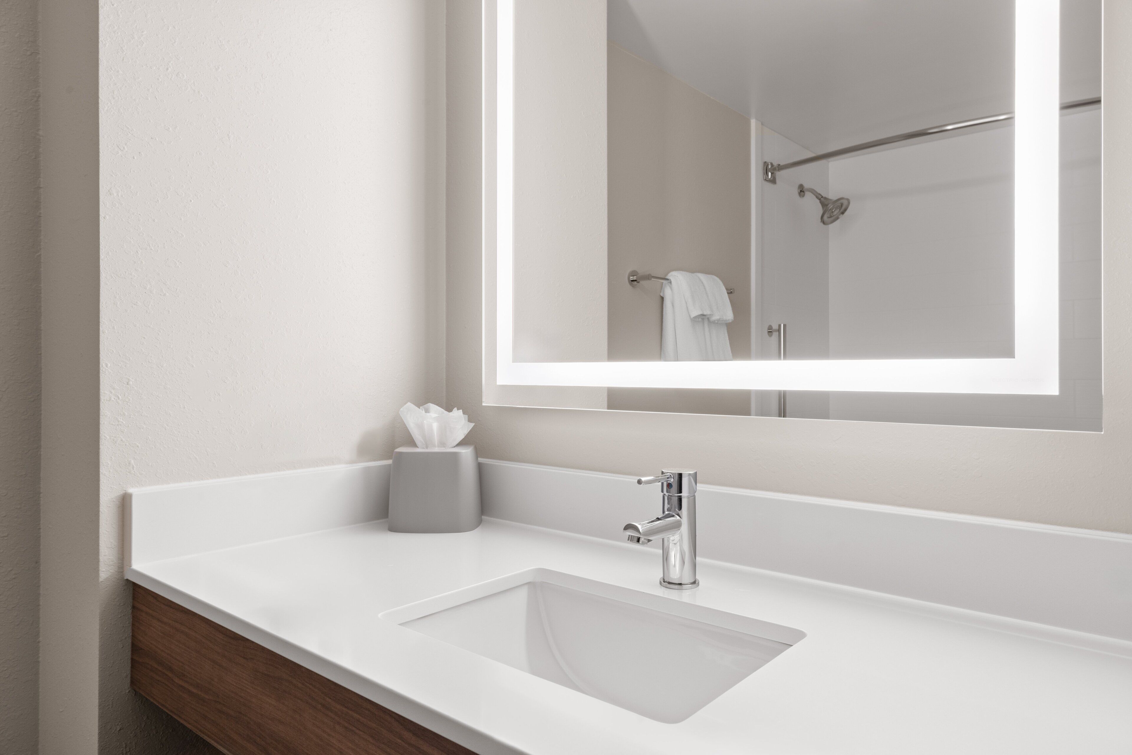 combined shower/bathtub, free toiletries, towels