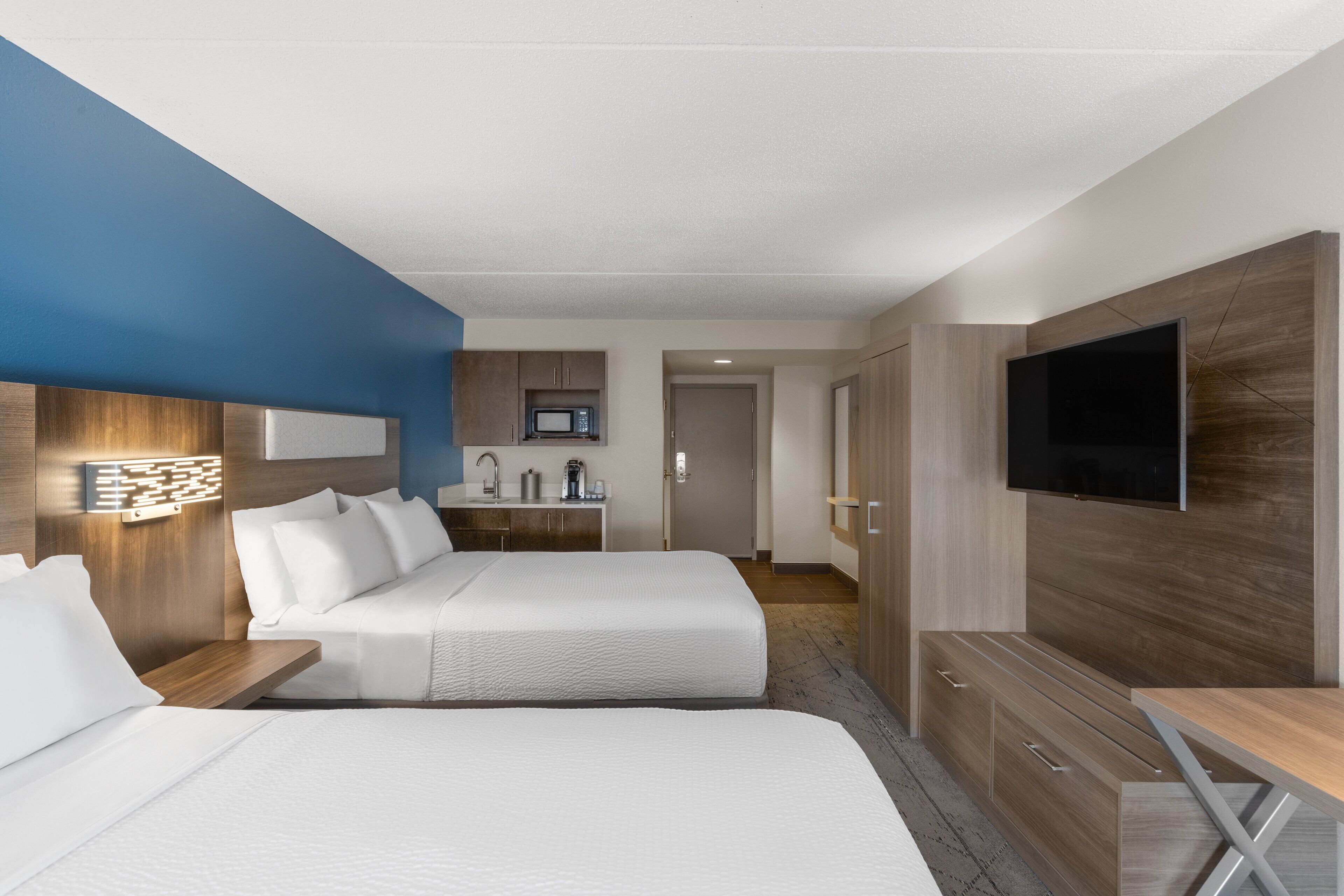 individually decorated, individually furnished, desk, laptop workspace