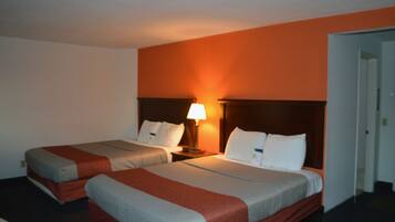 Kombinert dusj/badekar, dype avslapningsbadekar og håndklær