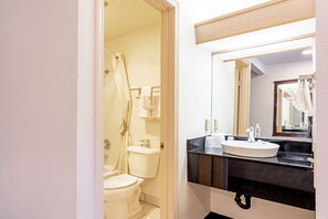 Bañera con ducha, bañera profunda, toallas