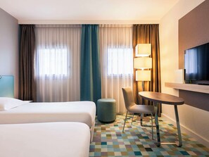 Family Room, Multiple Beds | In-room safe, desk, soundproofing, free cribs/infant beds
