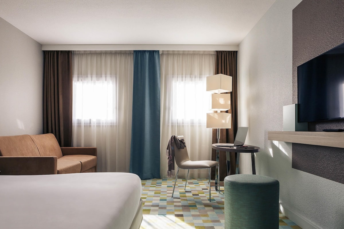 Cofres nos quartos, escrivaninha, quartos à prova de som, berços grátis