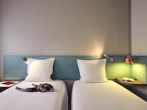 Chambre Classique avec lits jumeaux, 2 lits une place | Coffres-forts dans les chambres, bureau, chambres insonorisées