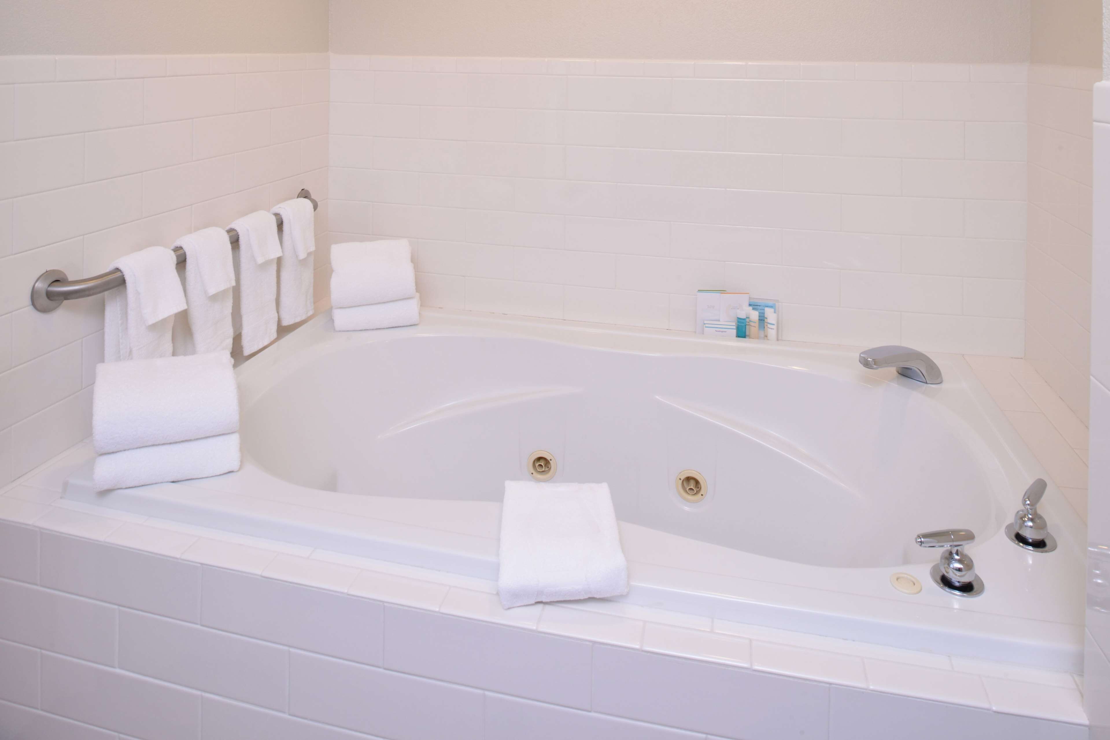 room, 1 king bed, jetted tub | bathroom | combined shower/bathtub, free toiletries, hair dryer, towels