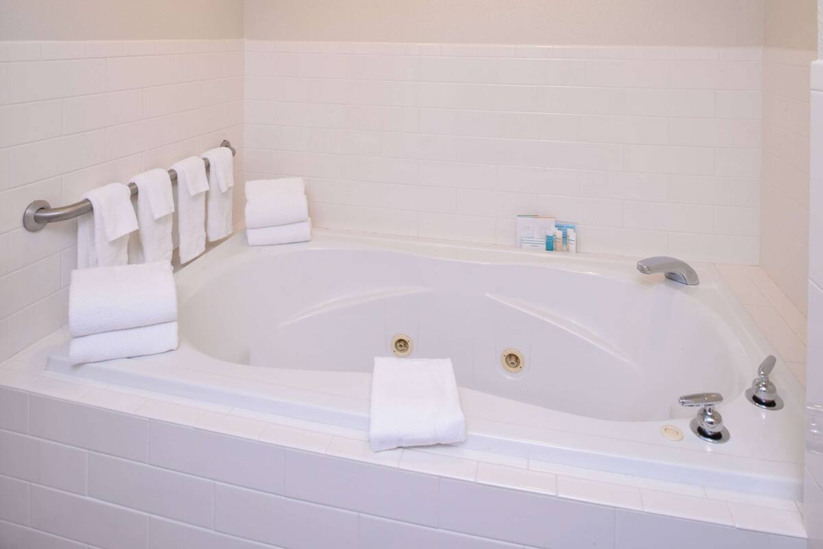 room, 1 king bed, jetted tub | bathroom | combined shower/bathtub, free toiletries, hair dryer, towels