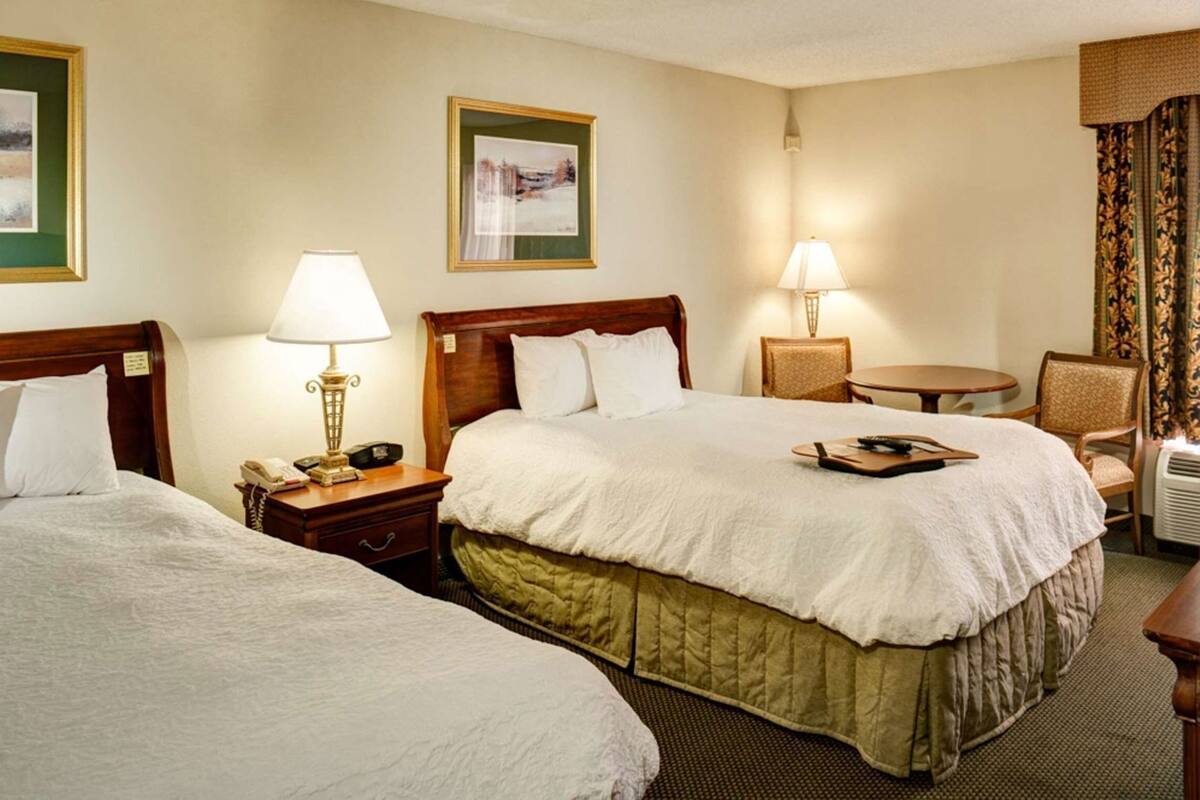 Premium bedding, desk, iron/ironing board, free WiFi