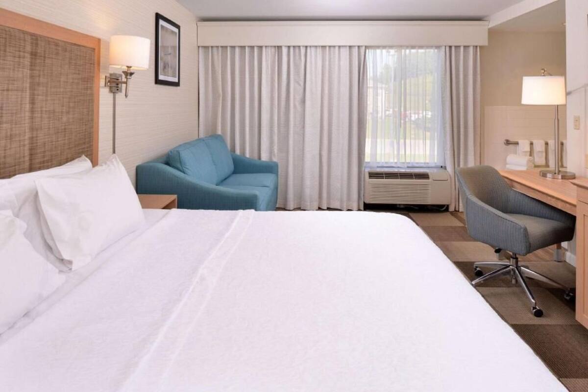 Premium bedding, desk, iron/ironing board, free WiFi