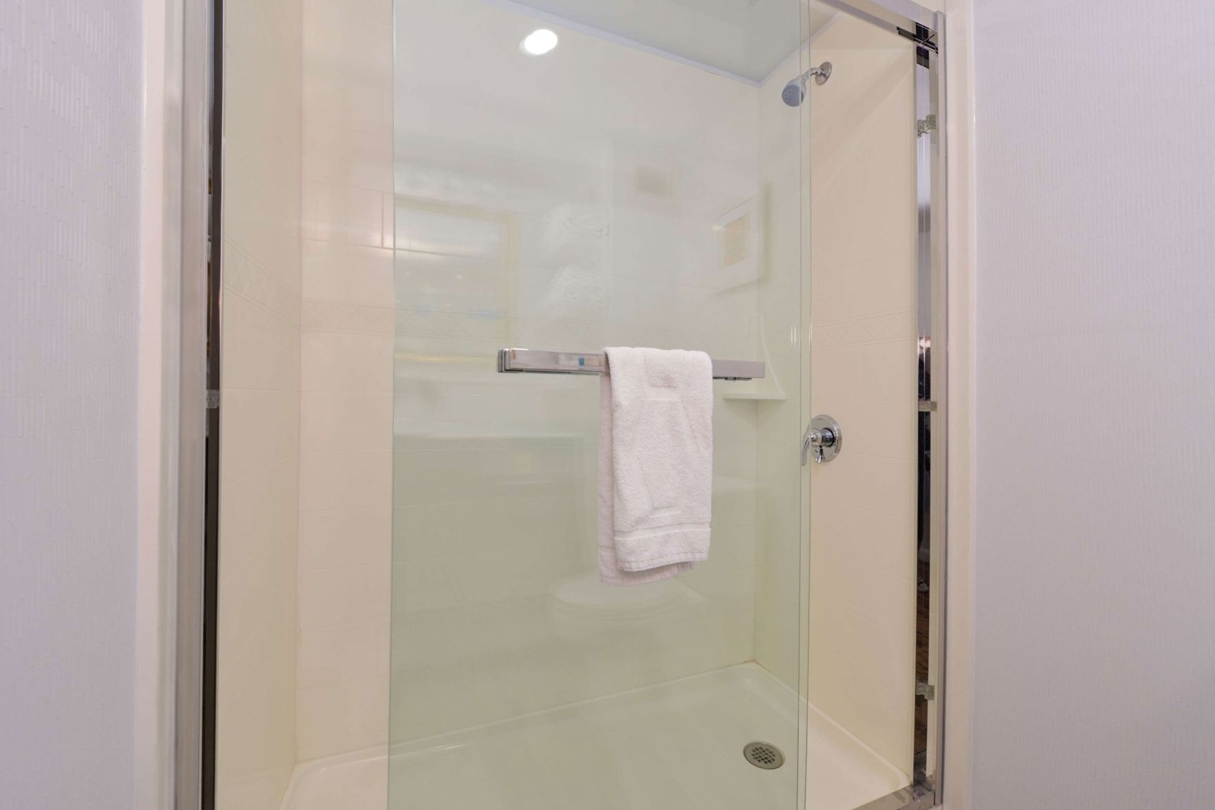 Bathroom | Combined shower/tub, free toiletries, hair dryer, towels