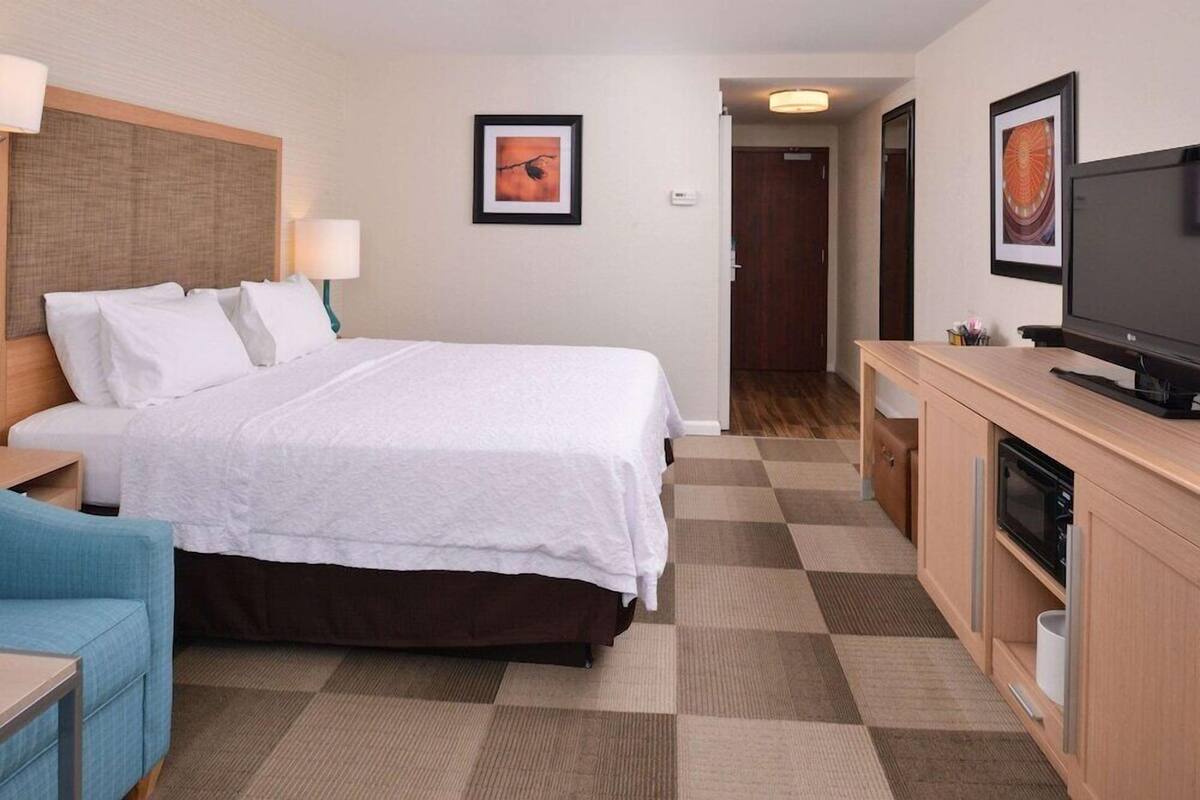 Premium bedding, desk, iron/ironing board, free WiFi
