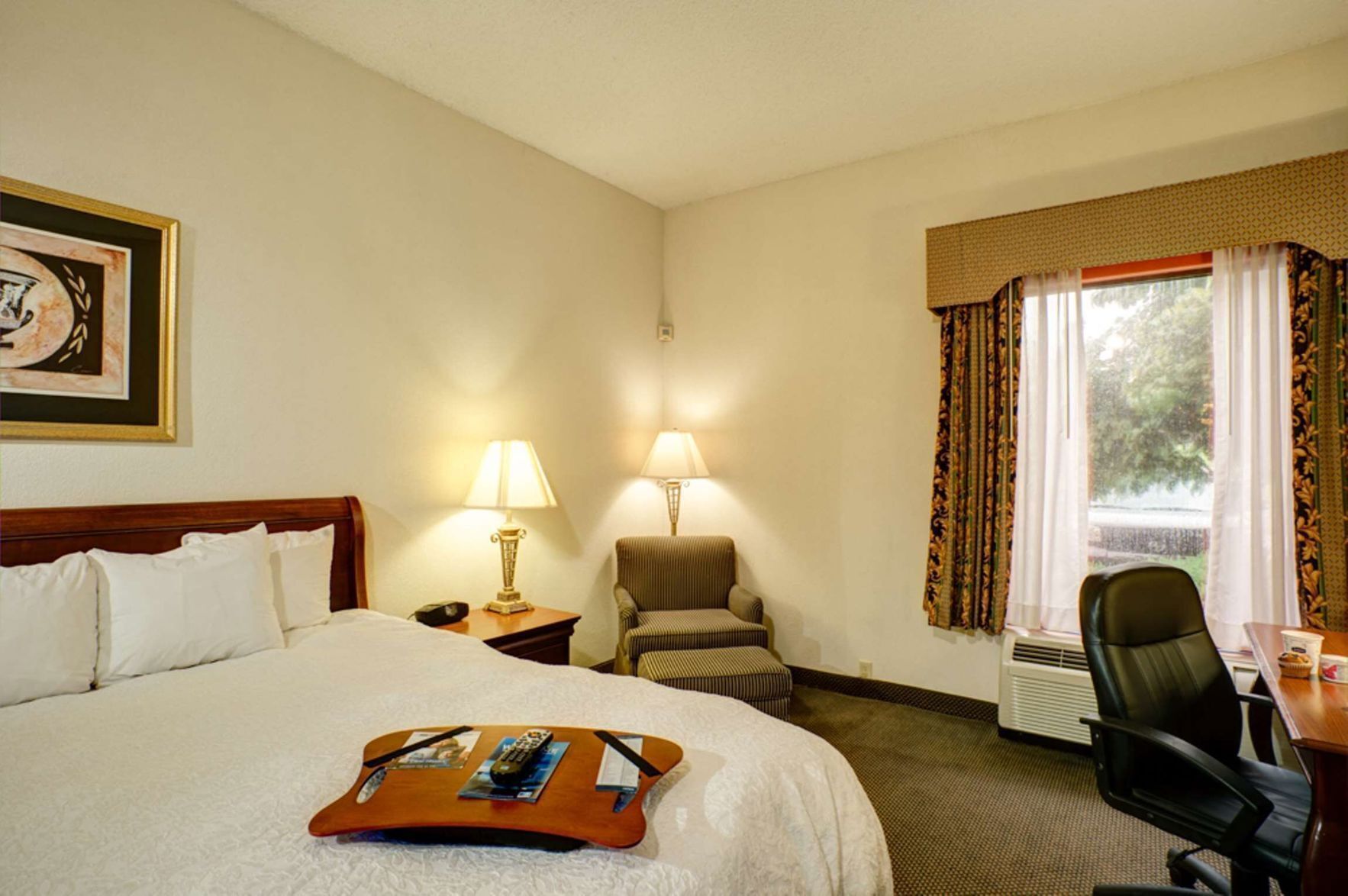 Premium bedding, desk, iron/ironing board, free WiFi