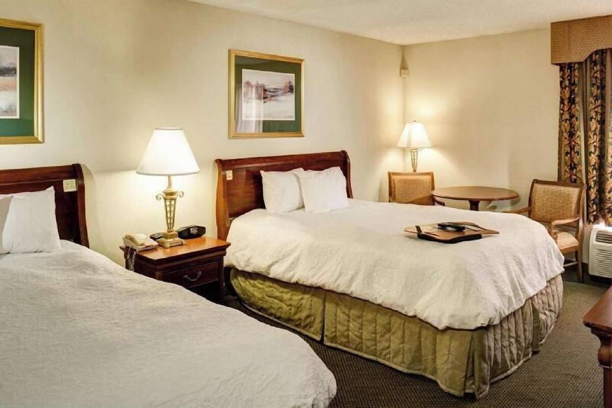 Premium bedding, desk, iron/ironing board, free WiFi