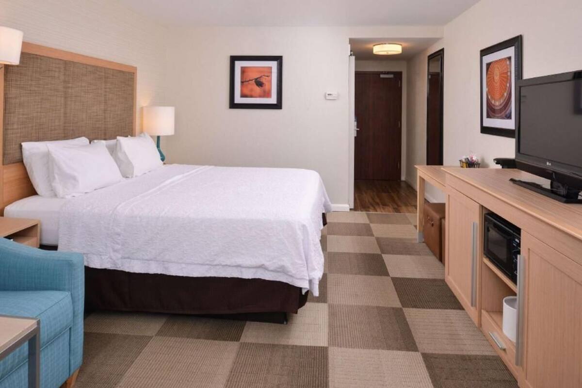 Premium bedding, desk, iron/ironing board, free WiFi