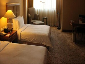 Minibar, in-room safe, desk, blackout drapes - Crowne Plaza Shenyang Zhongshan (Shenyang)