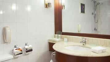 Combined shower/bathtub, free toiletries, hair dryer, bathrobes