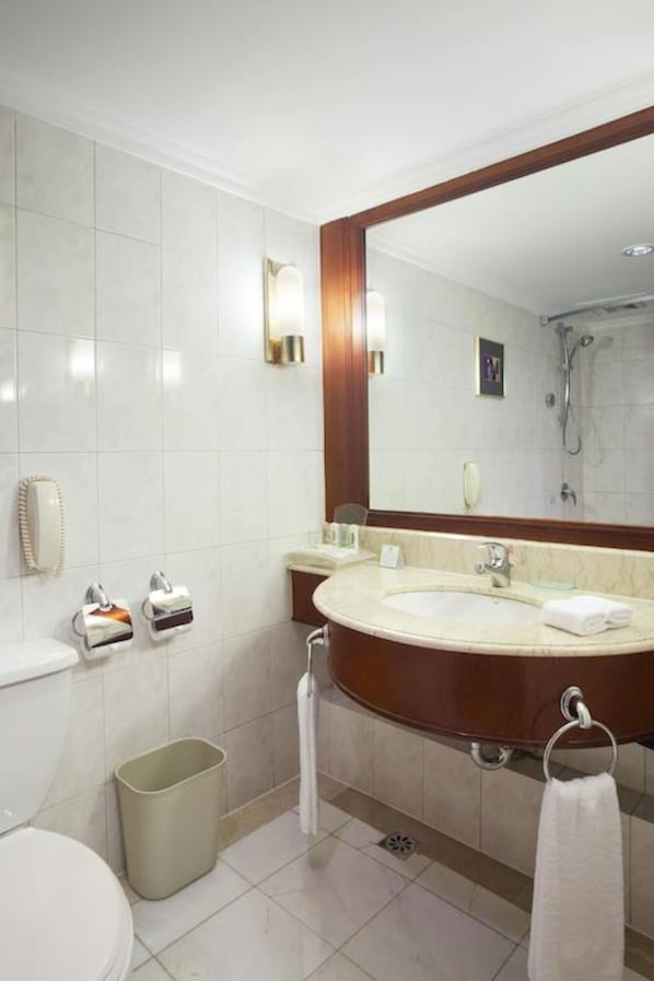 Tina con regadera, amenidades de baño gratuitas, secadora de cabello