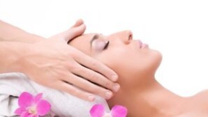 A person receiving a massage with a towel and pink flowers. - Crowne Plaza Shenyang Zhongshan (Shenyang)