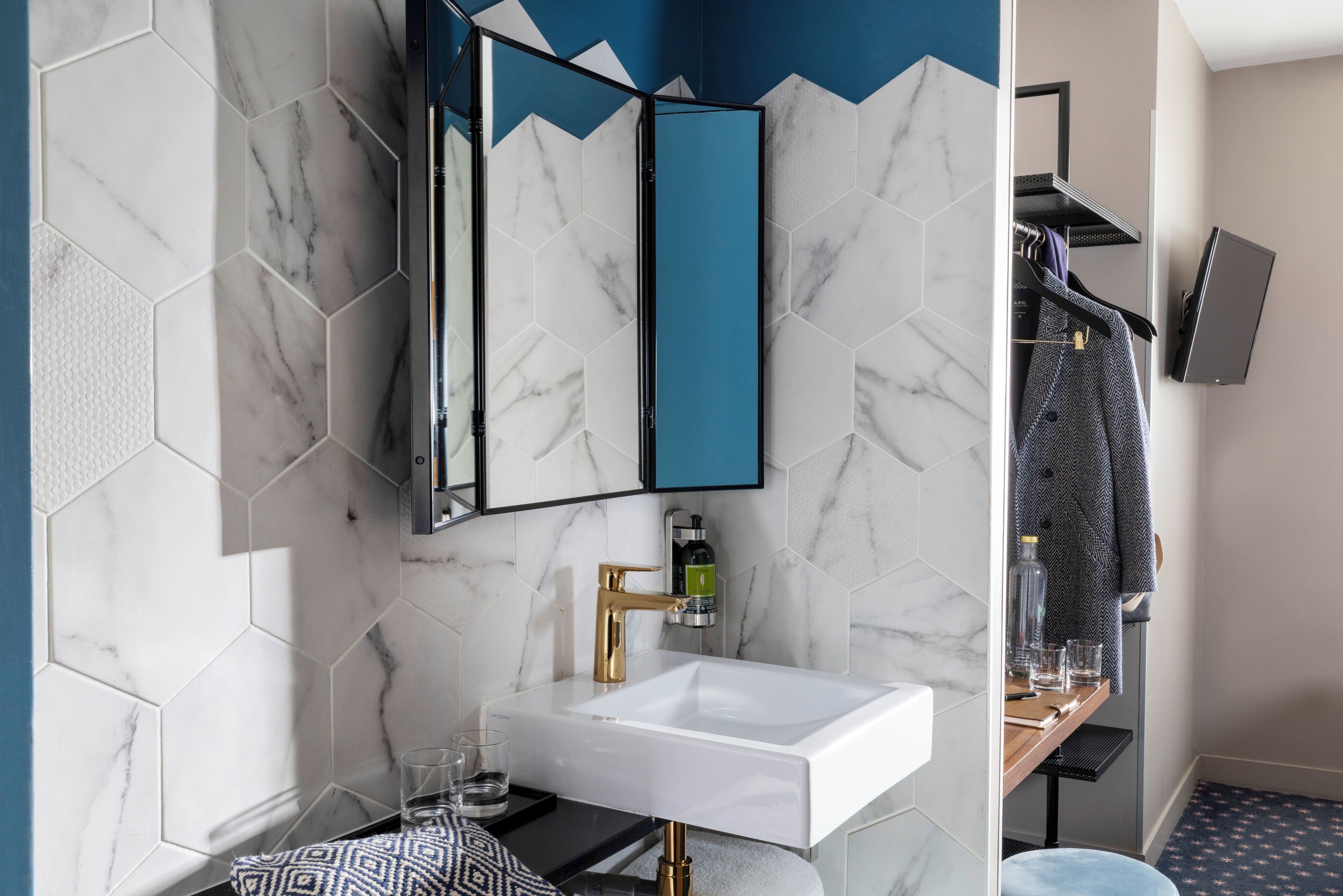 standard double room | bathroom | shower, designer toiletries, hair dryer, towels