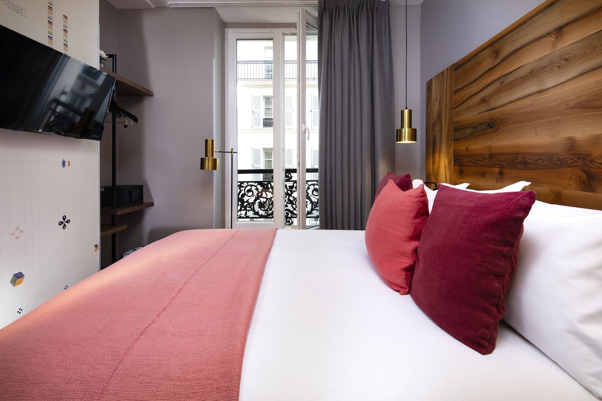 Premium bedding, in-room safe, desk, blackout curtains
