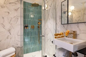 Suite Junior | Salle de bain | Douche, articles de toilette griffés, séchoir à cheveux