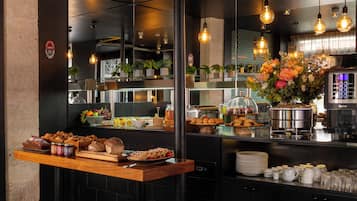 Daily cooked-to-order breakfast (EUR 18 per person)