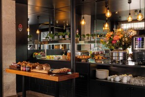 Daily cooked-to-order breakfast (EUR 18 per person)