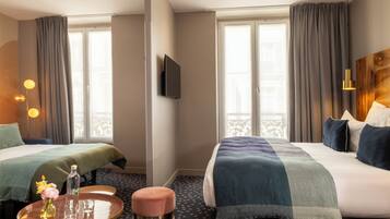 Junior suite | Luxe beddengoed, een kluis op de kamer, een bureau