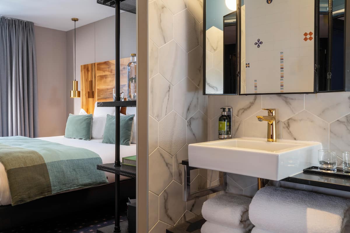 Ropa de cama de alta calidad y caja de seguridad en la habitación