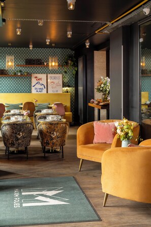 Daily cooked-to-order breakfast (EUR 18 per person)