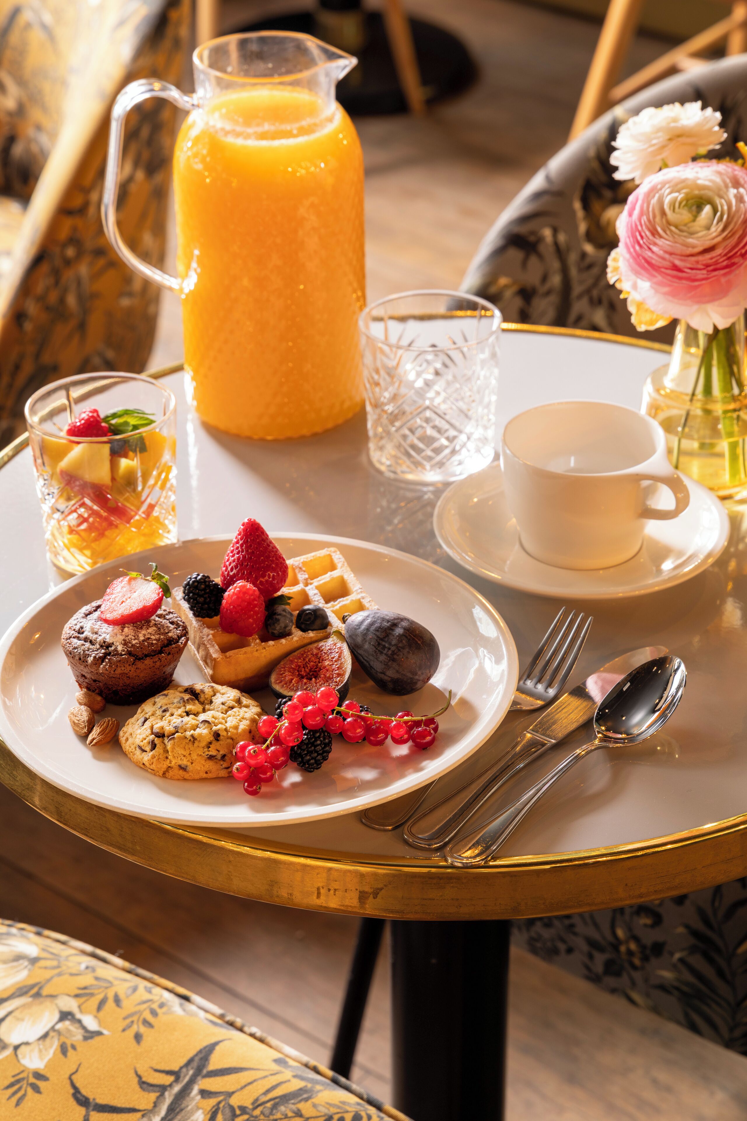 daily cooked-to-order breakfast (eur 18 per person)