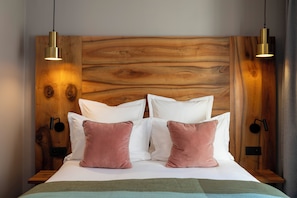 Premium bedding, in-room safe, desk, blackout curtains - Maxim Folies (Paris)
