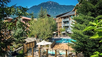 Piscine extérieure, chaises longues
