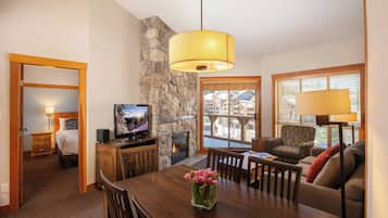 Télévision à écran plat, cheminée, lecteur de DVD