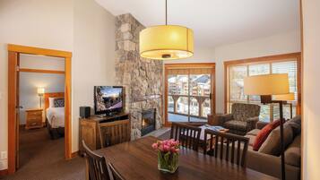 Flachbildfernseher, Kamin, DVD-Player