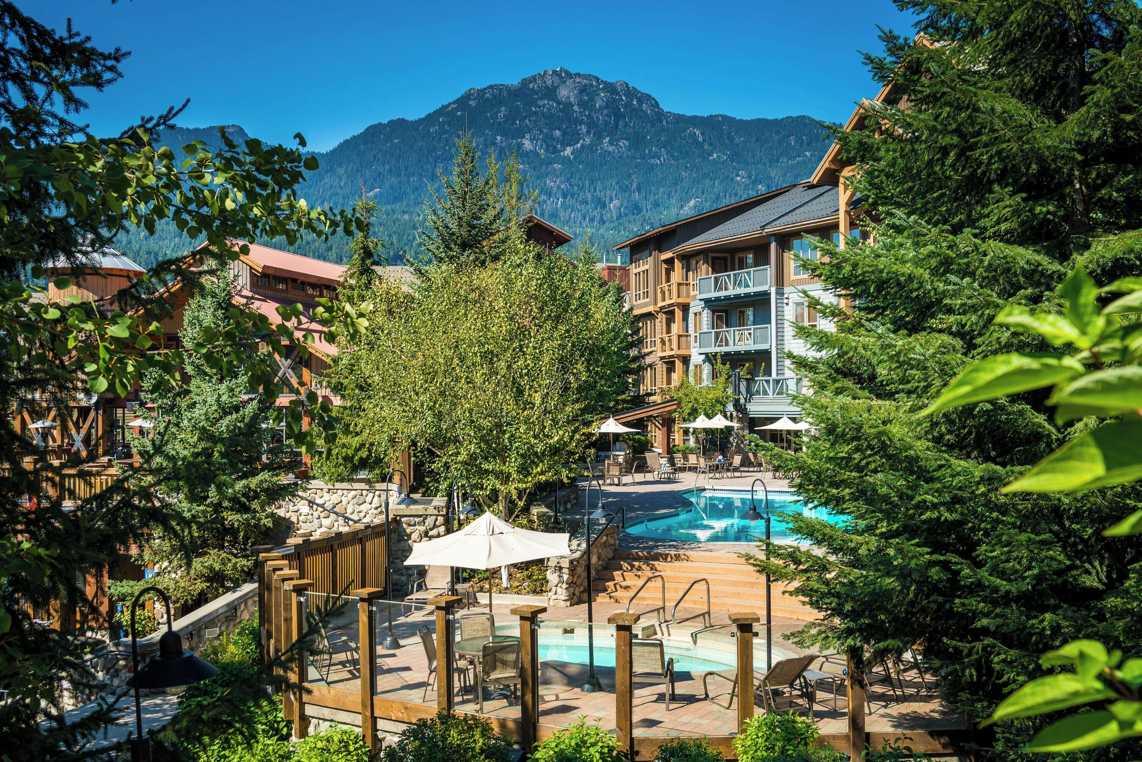 Utendørsbasseng og solsenger