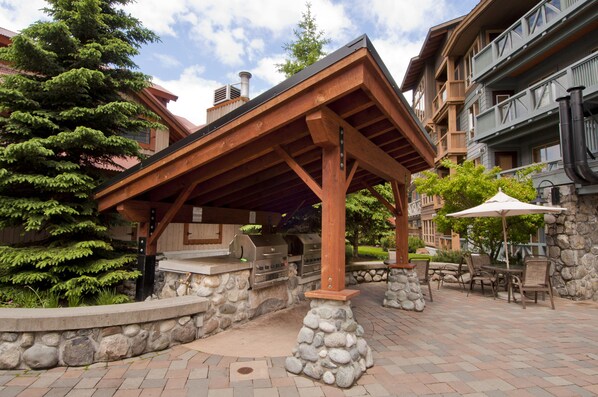 BBQ/picnic Area - Legends Whistler, by Lodging Ovations (Whistler)