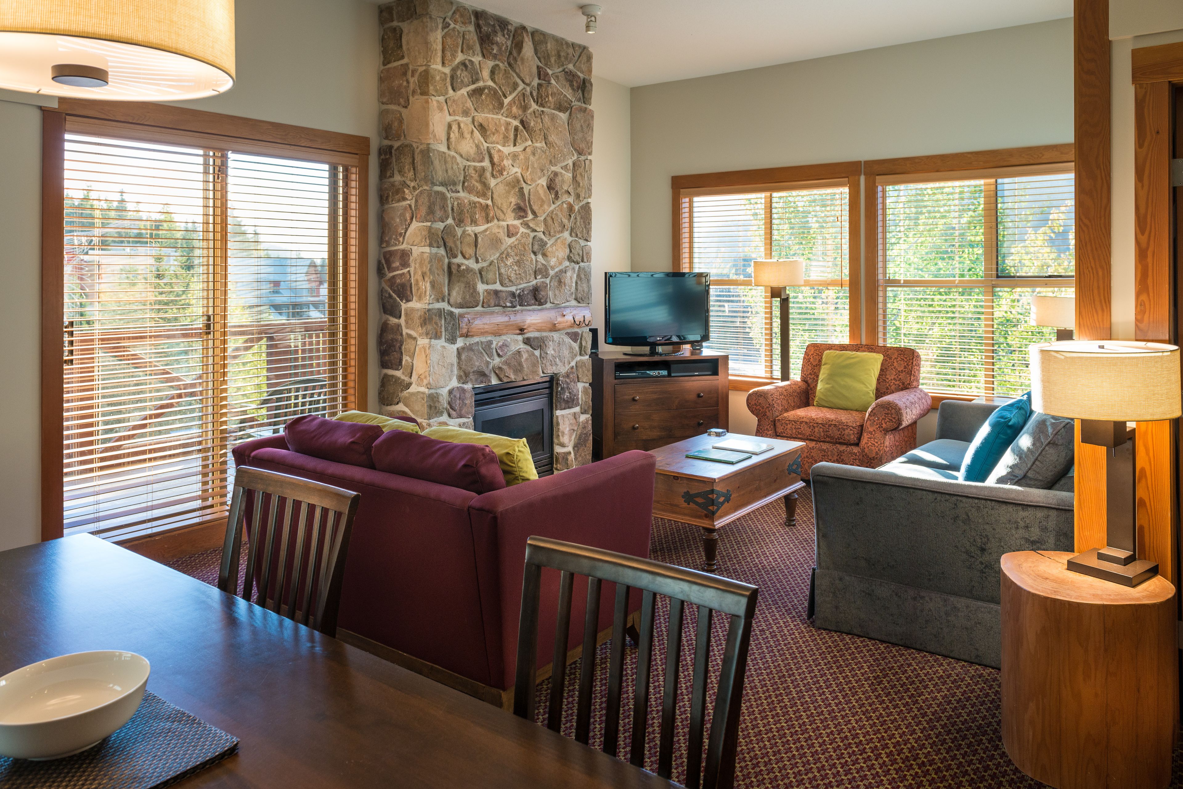 Svit - 3 sovrum | Vardagsrum | Platt-tv, eldstad och dvd-spelare