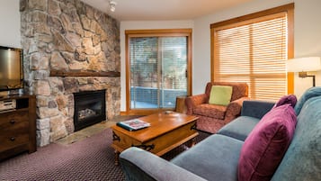 Suite, 2 soverom | Oppholdsrom | Flatskjerm-TV, peis og DVD-spiller