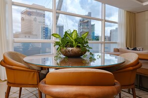 套房, 1 張特大雙人床 (Riverside) | 起居區 | 32-吋電漿電視、衛星頻道、電視