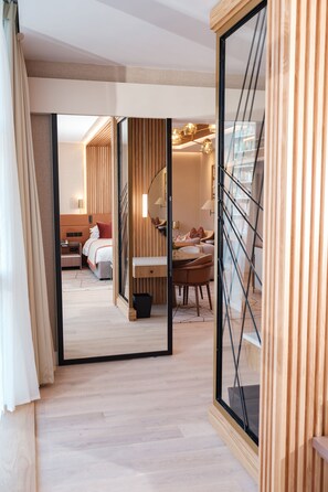 Suite, 1 King Bed (Riverside)