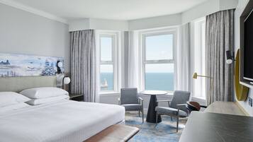 Signature Room, 1 King Bed, Sea View | Premium bedding, minibar (free items), in-room safe, desk