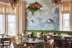 Breakfast, lunch and dinner served - Bournemouth Highcliff Marriott Hotel (Bournemouth)