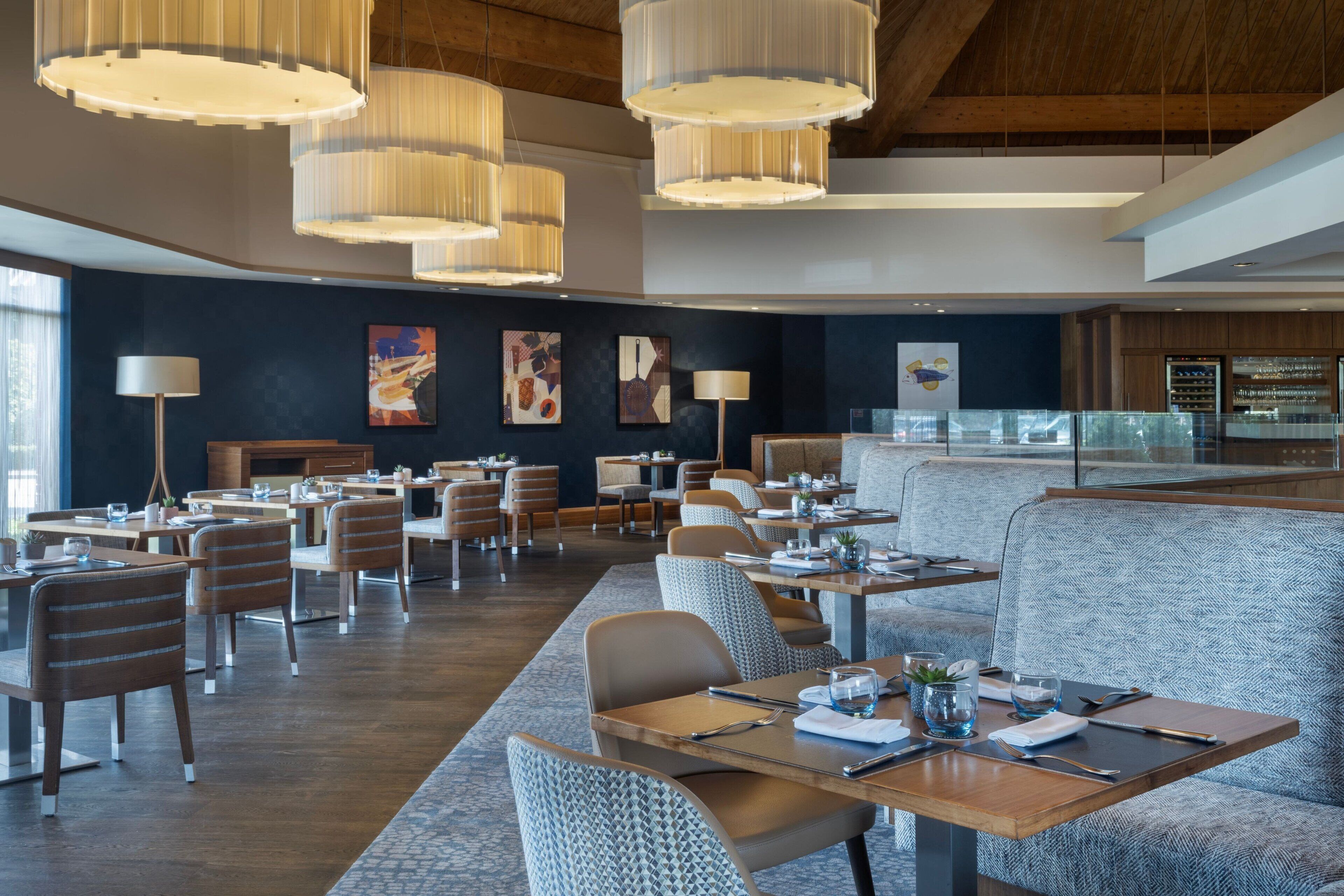 Serveert ontbijt, lunch, diner, Britse gerechten 