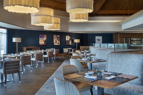 Se sirven desayunos, almuerzos y cenas; cocina británica. Delta Hotels by Marriott Waltham Abbey