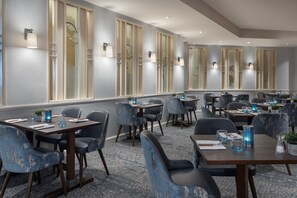 供應早餐、午餐和晚餐,英國料理