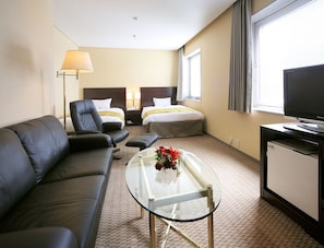 Roupas de cama premium, cofres nos quartos, escrivaninha